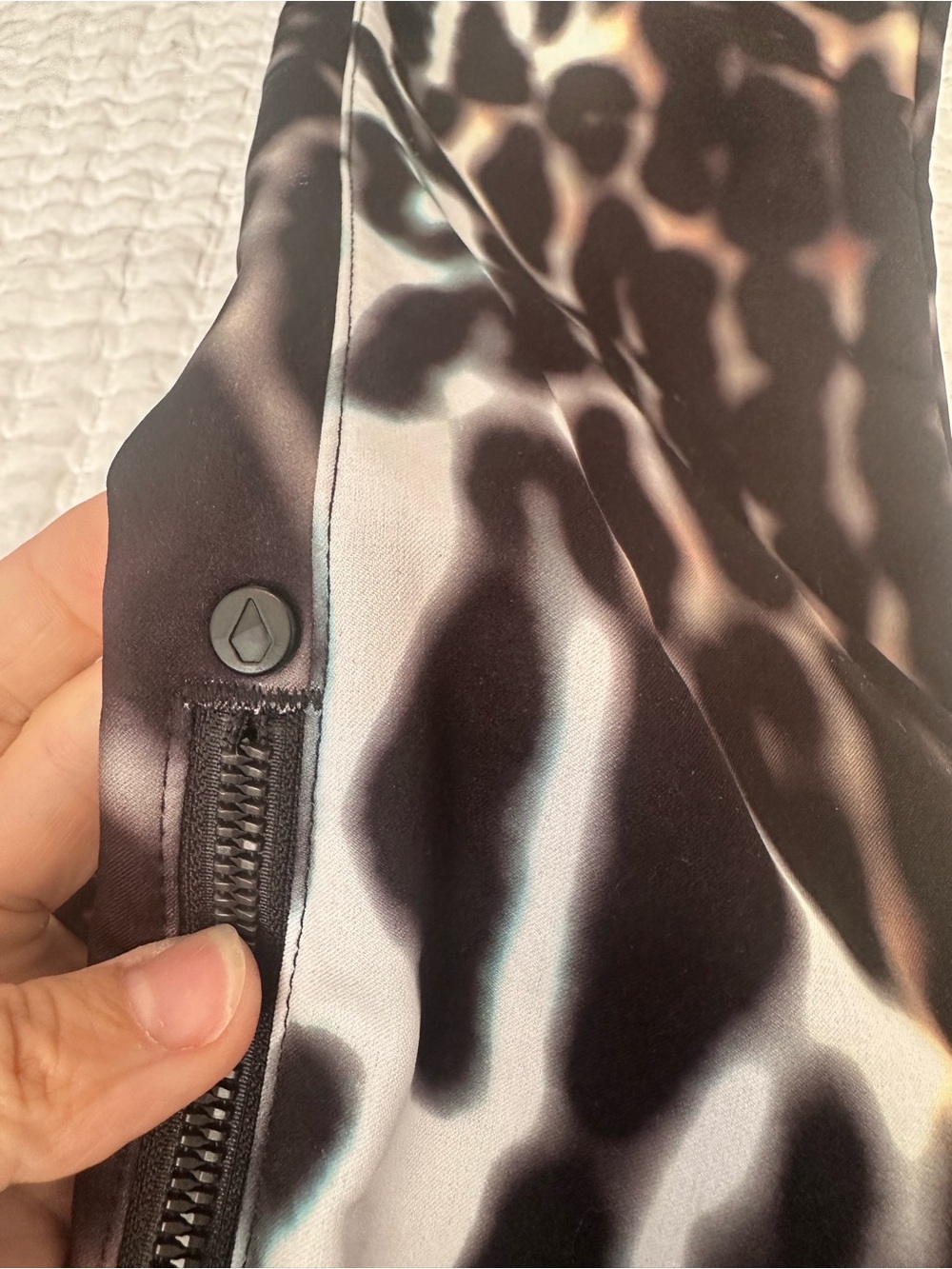 Volcom Battle Stretch Cheetah Snow Ski Pants Sz Small - Picture 6 of 15